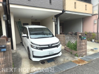 【駐車場】 | 尼崎市食満５丁目中古戸建 | 玄関前は車庫です♪ワンボックスカーも駐車可能です！！
