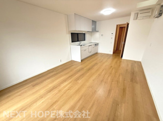 【居間・リビング】 | 尼崎市食満５丁目中古戸建 | ２階LDKは約１３帖の空間です♪バルコニーに面した明るく開放的な室内です！！ぜひ現地でご確認ください！！お気軽にネクストホープ不動産販売までお問い合わせを！