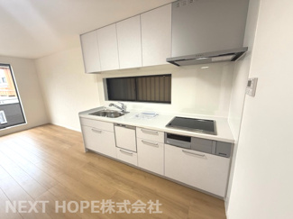 【キッチン】 | 尼崎市食満５丁目中古戸建 | 新品のシステムキッチンです♪収納力も有り、使い勝手も良いです！食器洗い乾燥機付きで浴後の後片付けはお任せですね！！キッチンコンロはIHです！！
