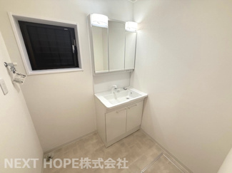 【独立洗面台】 | 尼崎市食満５丁目中古戸建 | 新品の洗面化粧台です♪シャワー水栓で使い勝手も良いです！洗面台横には室内洗濯機置き場もございます！！