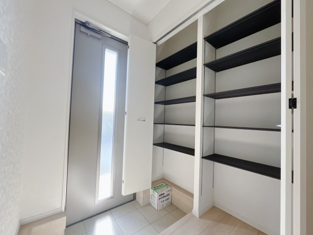 【新築戸建】美里町小茂田第２　の玄関|■玄関（2号棟）｜太陽の光をたっぷり採り込む南玄関☆ご家族の靴がたくさんしまえる下駄箱付き。お子様の靴がこれから増えても安心な大きさです。