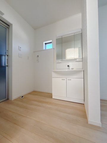 【新築戸建】美里町小茂田第２　の独立洗面台|■洗面室（2号棟）｜ゆとりのある洗面脱衣室ではお子様と並んで歯磨きもできるので一緒に成長を楽しめます♪ひろびろとした洗面室で、朝の準備も楽しくなります☆.*