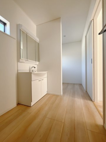 【新築戸建】美里町小茂田第２　の独立洗面台|■洗面室（2号棟）｜洗濯機を置いてもゆとりある広さの洗面脱衣室です♪三面鏡の洗面化粧台なので身支度もしやすくおしゃれが好きな方にも嬉しい設計です♪窓があるので換気の際も楽ちんです♪