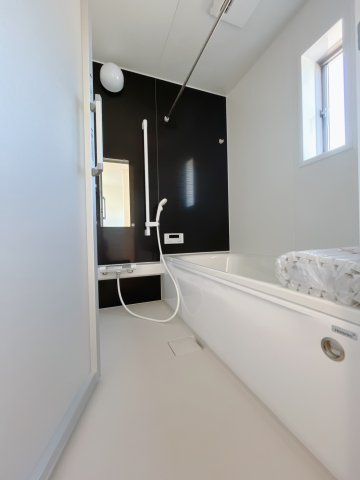 【新築戸建】美里町小茂田第２　の浴室|■浴室（2号棟）｜デザイン性に優れた浴室♪1日の疲れを癒す、ゆったりとしたバスタイムをぜひお過ごしください(*＾＾*)大きな窓付きで嬉しい♪