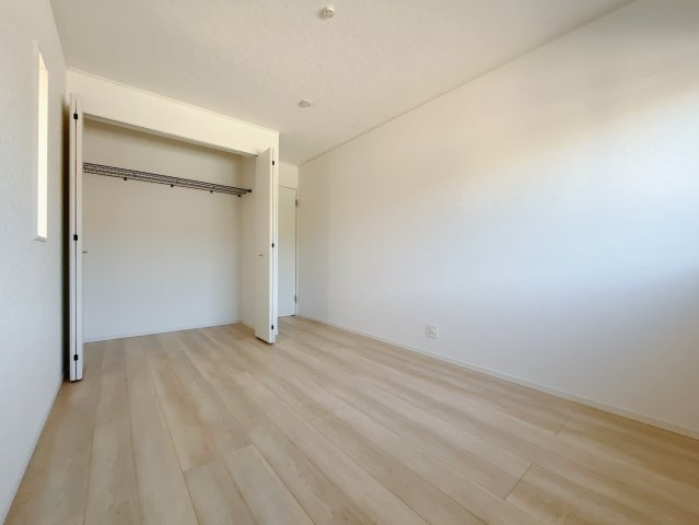【新築戸建】美里町小茂田第２　の洋室|■洋室（2号棟）｜お子様の一人部屋にピッタリな洋室。木のぬくもりを感じるフローリングは、天然木の味わいが時とともに深みを増していきます。また、傷にも強く、フリーワックスでお手入れもラクラクです♪