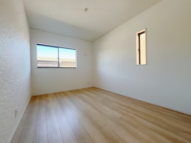 【新築戸建】美里町小茂田第２　の洋室|■洋室（2号棟）｜ナチュラルカラーの床です。模様替えなどとても楽しく工夫できます♪陽当たり、風通しもとても良いので毎日快適な生活スタートです！子供部屋にも良いですね♪