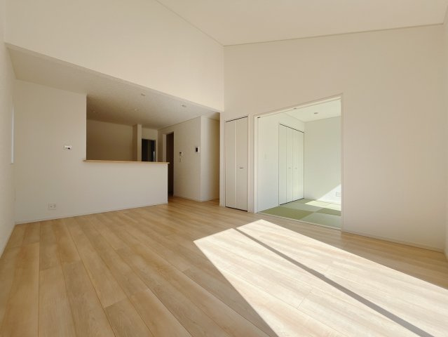 【新築戸建】美里町小茂田第２　の居間・リビング|■リビング（2号棟）｜窓から射し込む陽射しが縦横に広がり、あたたかな空間が形づくられています。ここはご家族の笑顔集まる憩いの空間です( ＾＾ )