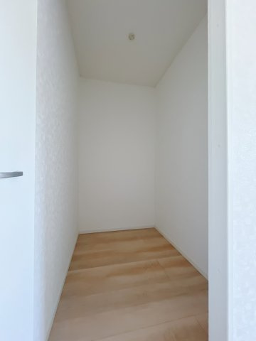 【新築戸建】美里町小茂田第２　のキッチン|■パントリー（2号棟）｜キッチン横のパントリーになっています！食材もしっかり収納できます！