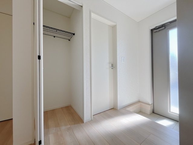 【新築戸建】美里町小茂田第２　の玄関|■玄関（2号棟）｜毎日の「いってらっしゃい」や「お帰りなさい」を大切なご家族と過ごす玄関は〈使いやすさ〉を追求しております。玄関横の物入は急な来客時でもさっとお片付けできるスペースを確保しています。