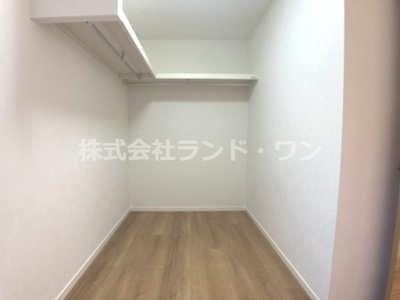 【収納】 | 所沢市若狭3丁目 | 約11.5帖の洋室にある約４帖のウォークインクローゼット