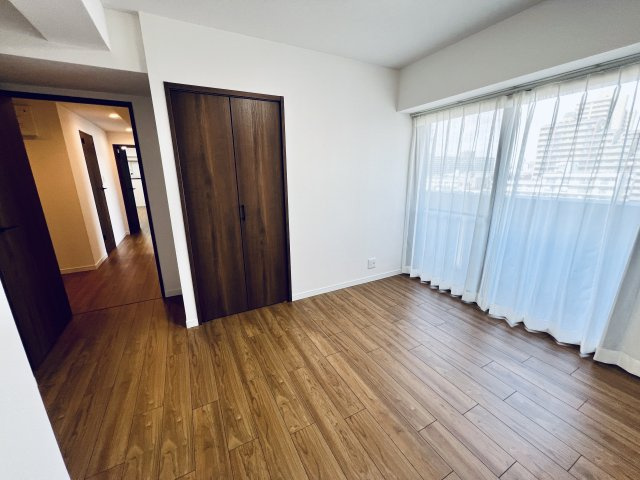 ライオンズステーションプラザ大島の寝室|北側バルコニーに面している寝室