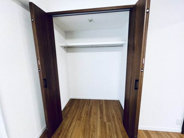 【洋室】 | ライオンズステーションプラザ大島 | 洋室①　大容量のクローゼット