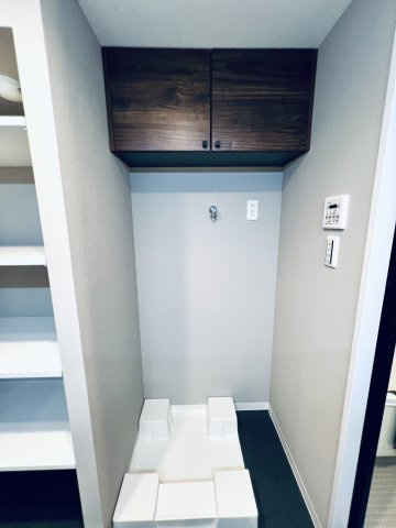 ライオンズステーションプラザ大島のランドリースペース|上部に収納棚あります