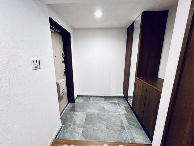 ライオンズステーションプラザ大島の玄関|大容量のシューズボックス
姿見もついてます