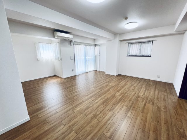 ライオンズステーションプラザ大島の居間・リビング|南側バルコニーに面しているリビング