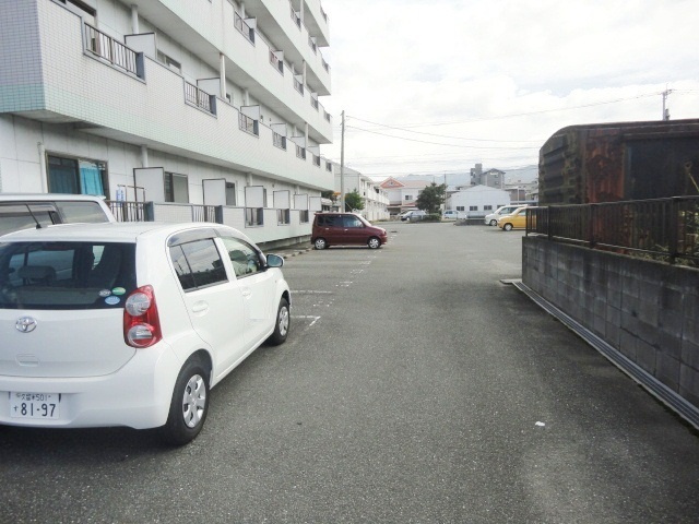 ウッドハウスⅡの駐車場|カースペースがあります