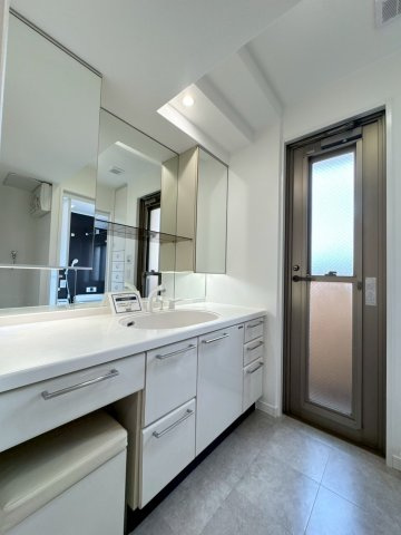 ーリヴィエールソフィア徳力ー4LDKー【小倉南区　中古マンション】の独立洗面台|鏡が大きくお洒落な洗面化粧台♪　【小倉南区　中古マンション】