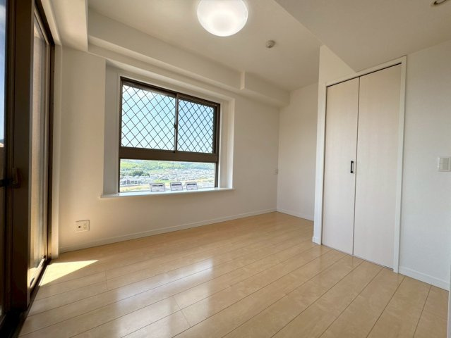 ーリヴィエールソフィア徳力ー4LDKー【小倉南区　中古マンション】の洋室|リビングに続く5帖洋室は2面採光で明るく開放的♪　【小倉南区　中古マンション】