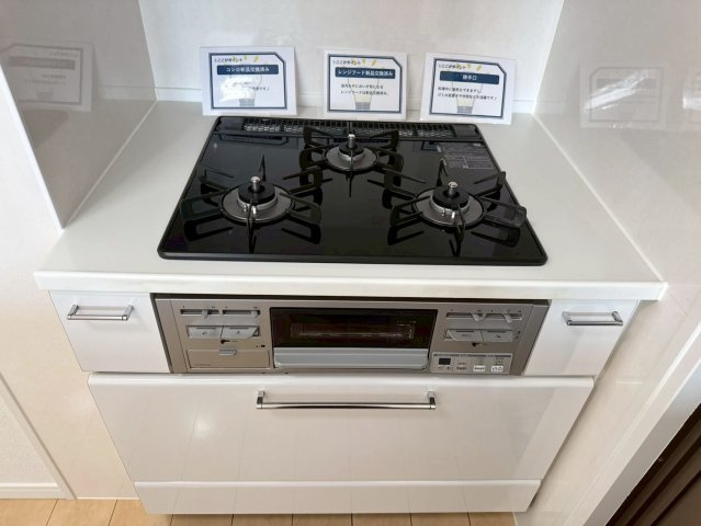 ーリヴィエールソフィア徳力ー4LDKー【小倉南区　中古マンション】のキッチン|3口ガスコンロのシステムキッチン♪　【小倉南区　中古マンション】