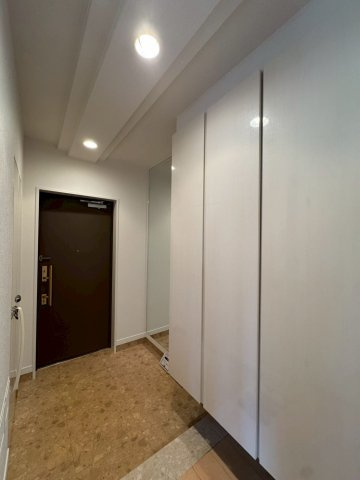 ーリヴィエールソフィア徳力ー4LDKー【小倉南区　中古マンション】の玄関|玄関には大きな姿見付き♪　　【小倉南区　中古マンション】