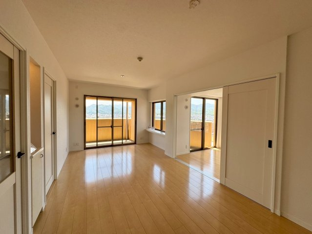 ーリヴィエールソフィア徳力ー4LDKー【小倉南区　中古マンション】の居間・リビング|南面のワイドバルコニーとつながる明るいリビング　【小倉南区　中古マンション】