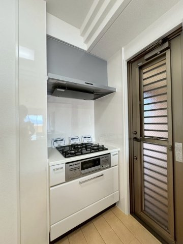 ーリヴィエールソフィア徳力ー4LDKー【小倉南区　中古マンション】のキッチン|キッチンは三口コンロで新品交換済み♪　【小倉南区　中古マンション】