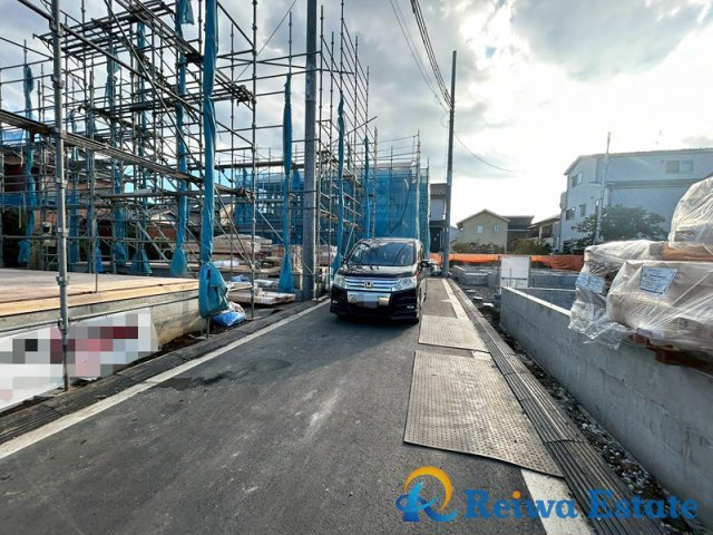 新築戸建　茅ヶ崎市円蔵の前面道路含む現地写真