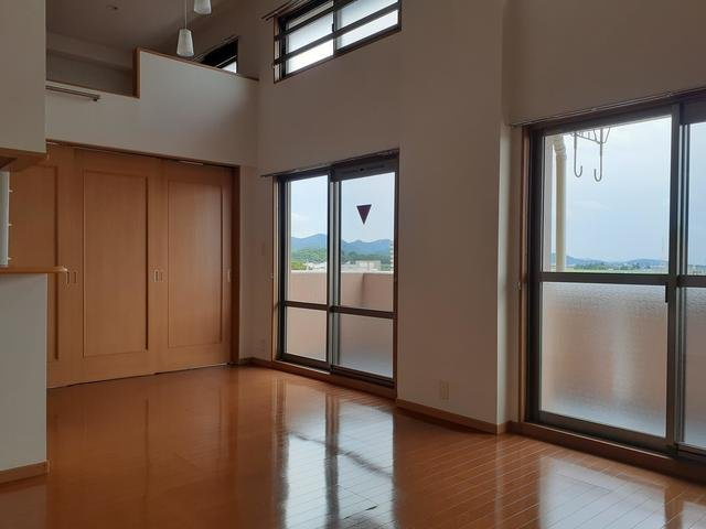 アルドーレ　（Ａｒｄｏｒｅ）の居間・リビング