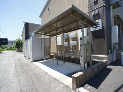 【その他共用部分】 | リェス ソーンツェＢ | 屋根付きの駐輪場があります♪