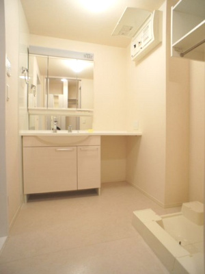 【独立洗面台】 | リェス ソーンツェＢ | 洗髪洗面化粧台と洗濯機置き場があります♪