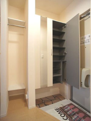 【玄関】 | リェス ソーンツェＢ | たくさん収納できるシューズボックスが付いています♪