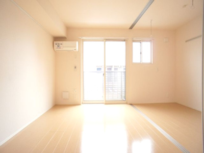 【居間・リビング】 | リェス ソーンツェＢ | 快適な生活ができるエアコン付きです♪