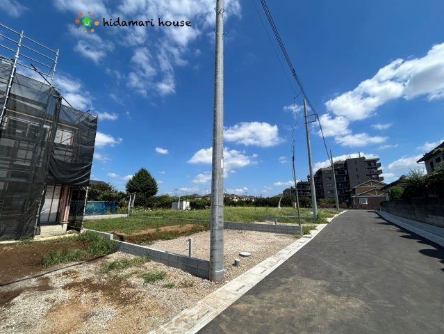 上尾市原市19期　新築戸建　グラファーレ02の前面道路含む現地写真