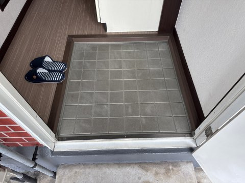 シングルハイツ若宮の玄関