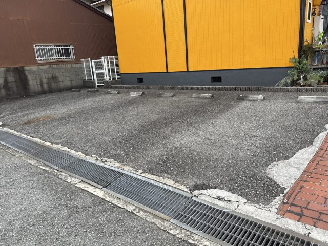 シングルハイツ若宮の駐車場