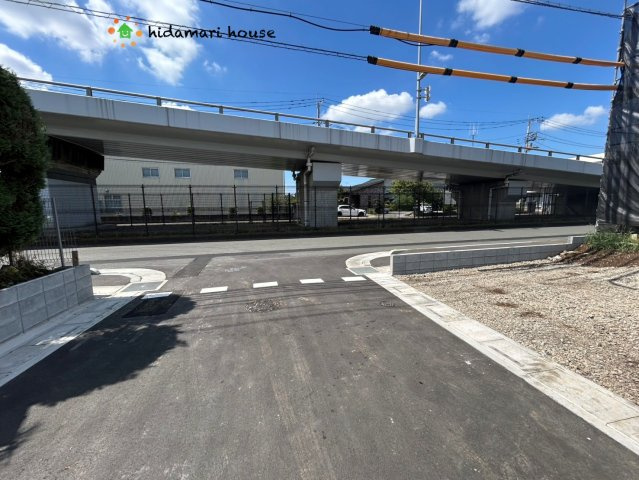 上尾市原市19期　新築戸建　グラファーレ01の前面道路含む現地写真