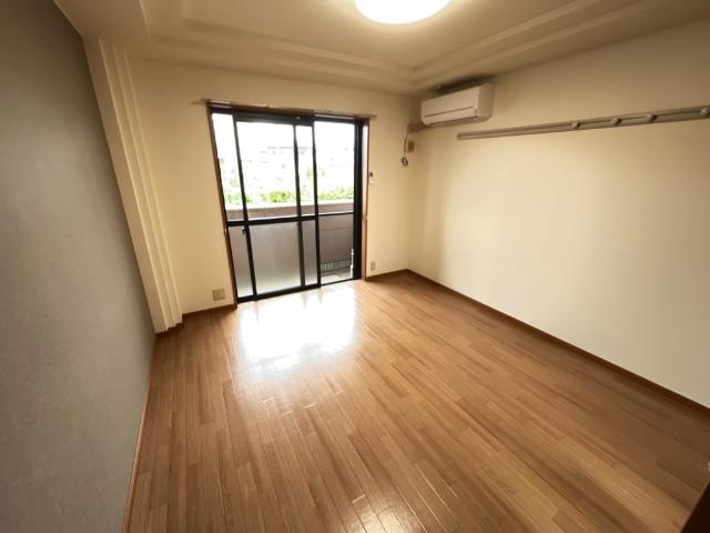 シャルマン・中島の内装|南向きの洋室　エアコン・照明付き