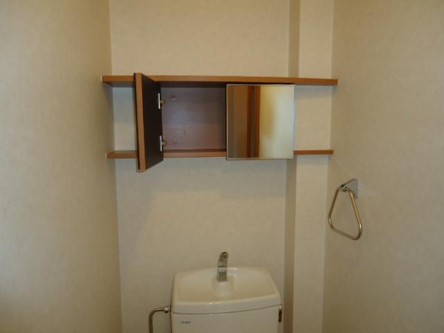 アベニール細江のトイレ|トイレ上部には収納もあります