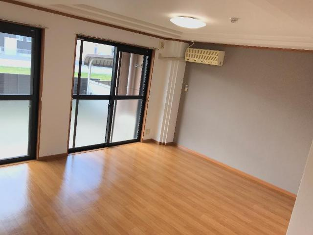 アベニール細江の居間・リビング|13.2帖の広いリビング　壁紙張替え済み