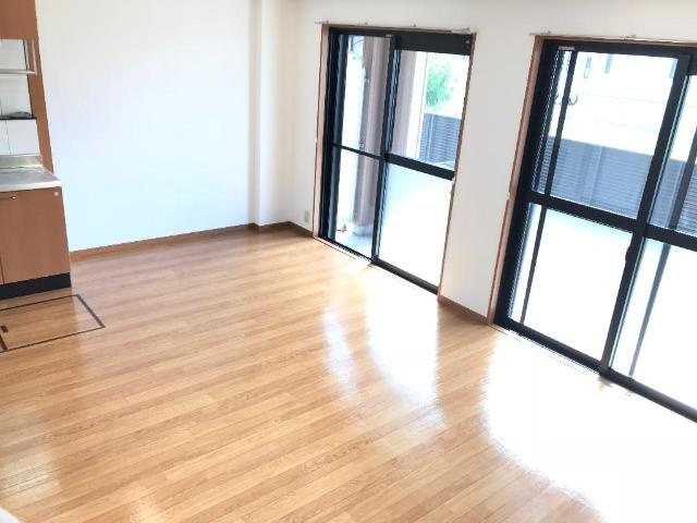 アベニール細江の居間・リビング|２つの掃出し窓で明るい室内