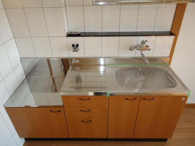 アベニール細江のキッチン|調理スペースが広く水切りもあるキッチン