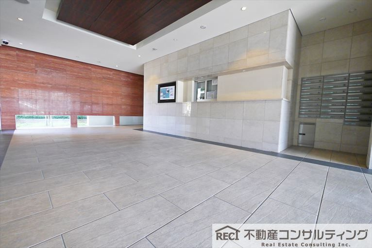プレサンスロジェ東灘青木のエントランス