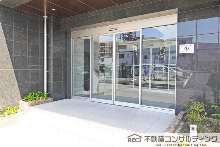 プレサンスロジェ東灘青木のエントランス