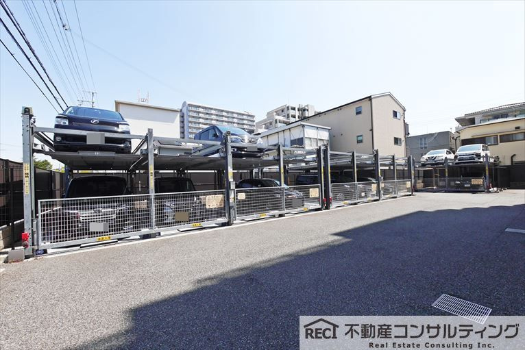 プレサンスロジェ東灘青木の駐車場