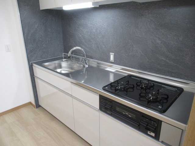 HAT神戸・脇の浜１ＬＤＫ（高層棟）のキッチン|お部屋によっては3口コンロが設置されています