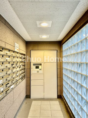 【設備】 | コスモ北綾瀬クイーンズテラス | 【宅配ボックス】在宅時・不在時に関わらず、居住者の代わりに非対面で宅配物を受け取ってくれる便利な設備です。わかりやすくご説明致しますので見学時にはお部屋だけではなく共用部分もぜひチェックしてください。