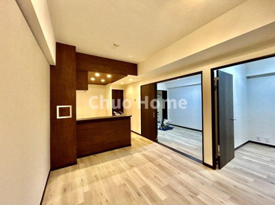 【キッチン】 | コスモ北綾瀬クイーンズテラス | 視界に広がりを生むオープンなキッチン。料理や片付けをしながら、家族との会話を楽しんだり、リビングで遊ぶ子どもを見守れます。ご見学時には家具の配置などもイメージしながらぜひご覧になって見て下さい。