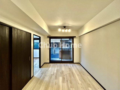 【居間・リビング】 | コスモ北綾瀬クイーンズテラス | 【リビングダイニング】一日の中で多くの時間を過すことになるリビングダイニングだからこそ、いつも穏やかな空間であることが必然。爽やかな通風と採光を存分に感じる事が出来る空間です。