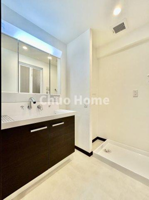 【ランドリースペース】 | コスモ北綾瀬クイーンズテラス | 【ランドリースペース】担当者がスケールを持ち歩いておりますので、ご見学時には現在お使いの洗濯機などがきちんと収まるかなどもチェックして下さい。見学前に測っておくと非常に便利だと思います。