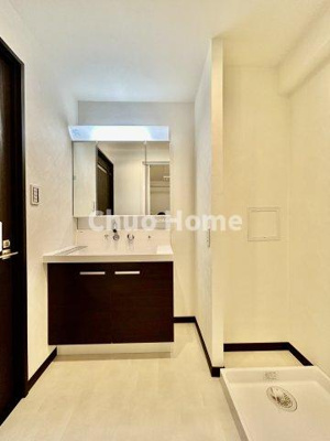 【脱衣所】 | コスモ北綾瀬クイーンズテラス | 【洗面所】明るい洗面所は朝をすっきりさせてくれる空間です。バタバタしている忙しい朝でも収納が多い洗面台では短い時間で効率良く支度ができます。